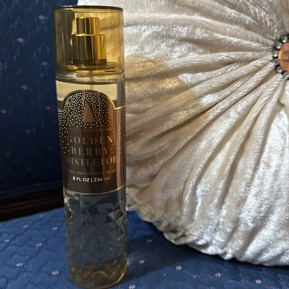 BATH & BODY WORKS SET. . . GOLDEN BERRY MISTLETOE SCENT - Picture 5 of 6